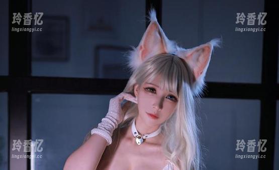 原图泡面上放黑白御猫，太完美了，快来看看这位女孩的迷人风采！